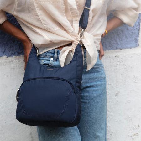 variant:42999521116352 travelon Essential Messenger Bag midnight